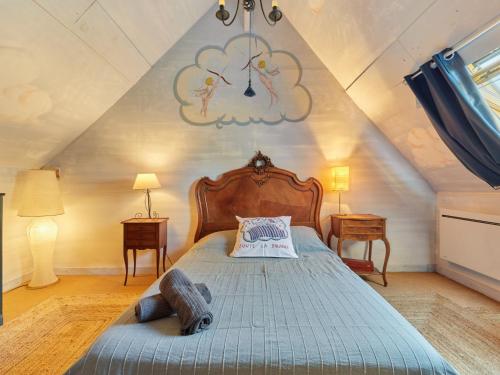 une chambre avec un lit avec une couette bleue dans l'établissement Holiday Home La longère by Interhome, à Vatteville