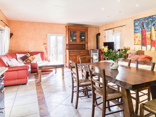 un salon avec une table et un canapé dans l'établissement Holiday Home La Coulée Douce by Interhome, à Lorgues