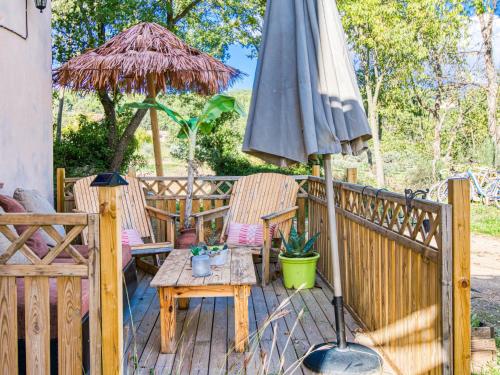 un patio avec un parasol, une table et des chaises dans l'établissement Holiday Home La Coulée Douce by Interhome, à Lorgues