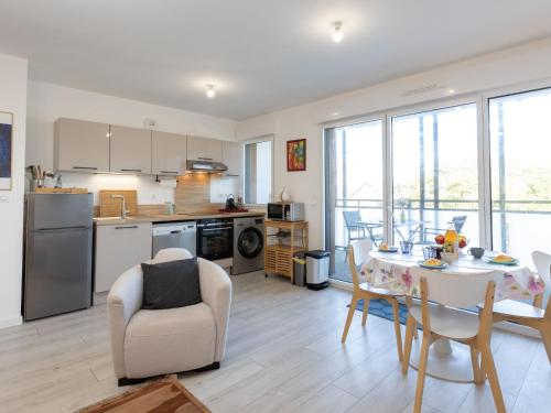 une cuisine et un salon avec une table et des chaises dans l'établissement Apartment Résidence de l'Hermine by Interhome, à Saint-Malo