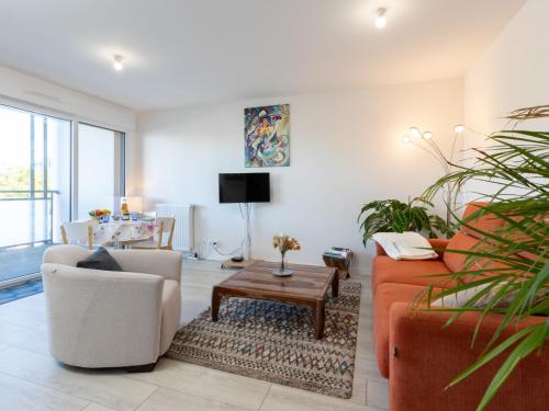 un salon avec un canapé et une table dans l'établissement Apartment Résidence de l'Hermine by Interhome, à Saint-Malo