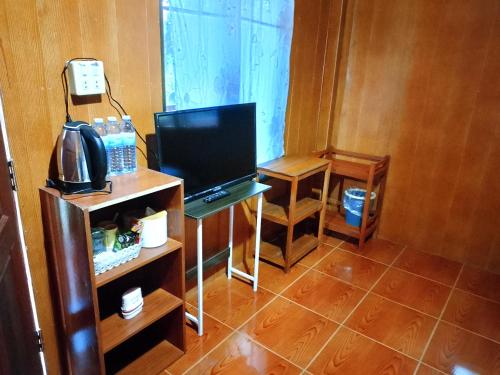 TV a/nebo společenská místnost v ubytování บ้านสวนมรกตชลิสา