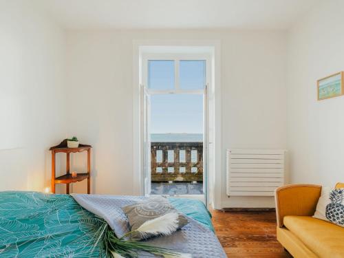 une chambre avec un lit, un canapé et une fenêtre dans l'établissement Apartment Villa Velox by Interhome, à Dinard