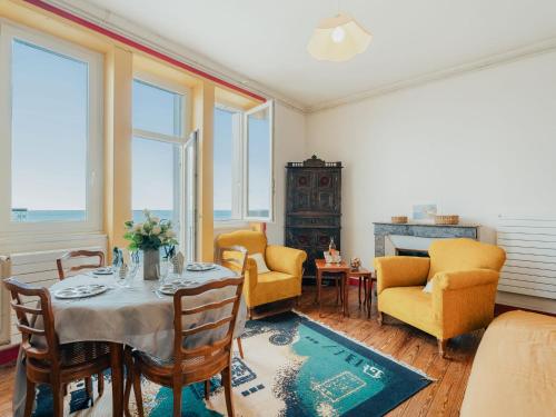 un salon avec une table et des chaises dans l'établissement Apartment Villa Velox by Interhome, à Dinard