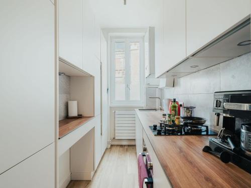 une cuisine blanche avec une cuisinière et un évier dans l'établissement Apartment Villa Velox by Interhome, à Dinard