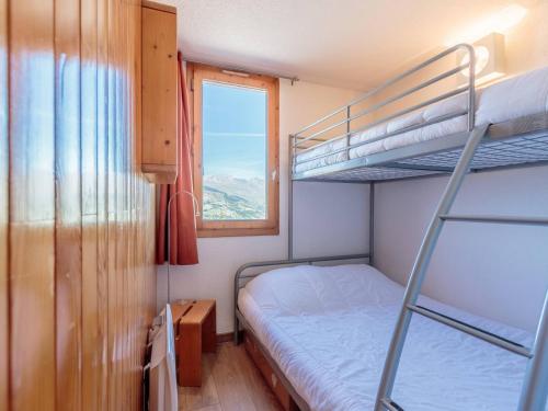 une chambre avec deux lits superposés et une fenêtre dans l'établissement 2 Pièces cosy avec balcon - La Plagne - FR-1-353-20, à La Plagne