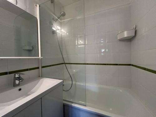 une salle de bain avec une douche, une baignoire et un lavabo dans l'établissement Appartement skis aux pieds pour 6 pers, Plagne Villages - FR-1-351-75, à La Plagne