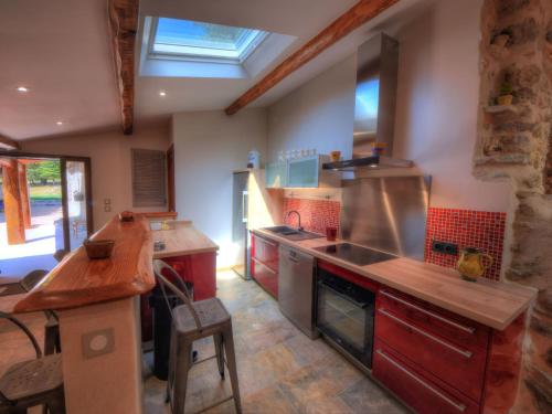 une cuisine avec un évier et une cuisinière four supérieur dans l'établissement Holiday Home La Bergerie du Ravas by Interhome, à Aups