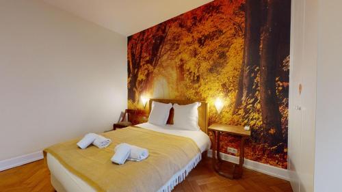 une chambre d'hôtel avec un lit avec des serviettes dessus dans l'établissement Le Saint Nicolas, à Strasbourg