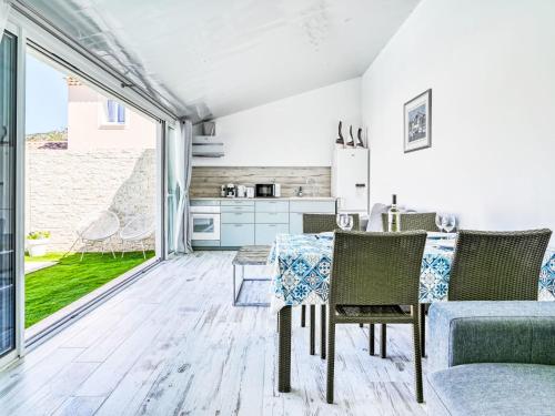 une cuisine et une salle à manger avec une table et des chaises dans l'établissement Holiday Home La Perle d'Allauch by Interhome, à Allauch