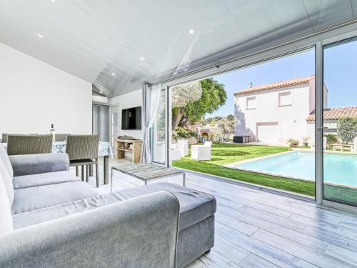 un salon avec un canapé et une grande fenêtre dans l'établissement Holiday Home La Perle d'Allauch by Interhome, à Allauch