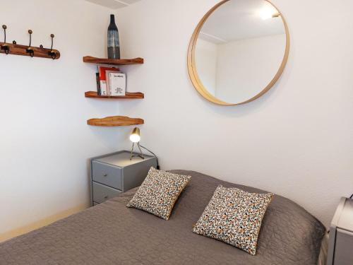 Postel nebo postele na pokoji v ubytování Studio La Comtesse-11 by Interhome