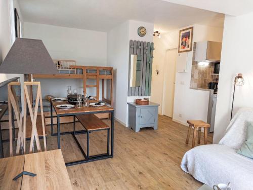 Posezení v ubytování Studio La Comtesse-11 by Interhome