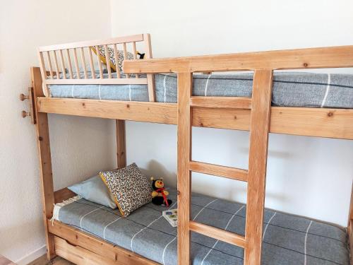 Cette chambre dispose de lits superposés avec 2 lits superposés et un oreiller. dans l'établissement Studio La Comtesse-11 by Interhome, à Saint-Gervais-les-Bains