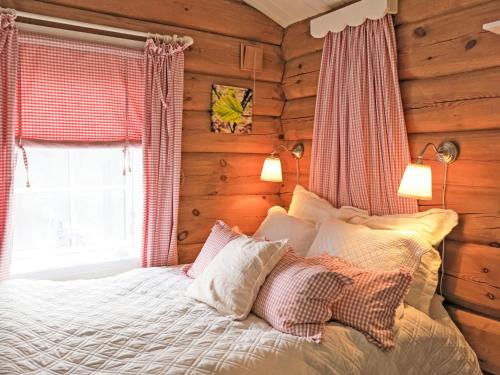 Katil atau katil-katil dalam bilik di Chalet Soltun by Interhome