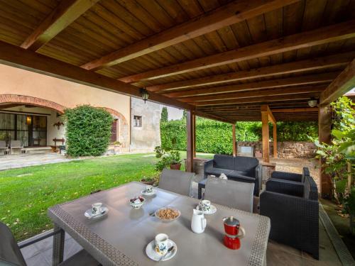 Taman di luar Apartment Il Casolare by Interhome