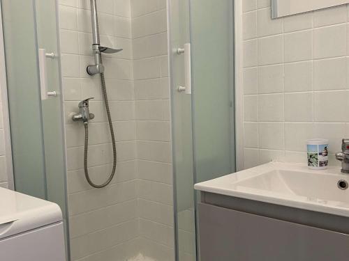 une salle de bain avec douche et lavabo dans l'établissement Studio confortable face aux Thermes avec balcon - FR-1-553-26, à Balaruc-les-Bains