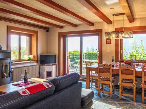 uma sala de estar com um sofá e uma sala de jantar em Chalet Nelly by Interhome em Veysonnaz