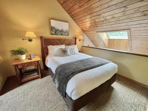 Ένα ή περισσότερα κρεβάτια σε δωμάτιο στο Ski in Ski out Townhome, Indoor and outdoor pools, hot tub, fire pits, and more