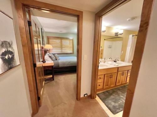 Ένα ή περισσότερα κρεβάτια σε δωμάτιο στο Ski in Ski out Townhome, Indoor and outdoor pools, hot tub, fire pits, and more