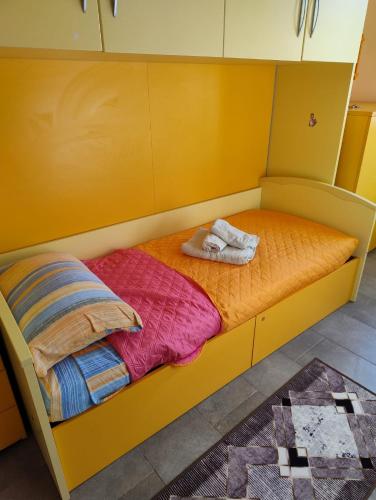 - un lit superposé jaune avec 2 serviettes dans l'établissement Conchiglia Magica Golfo dei Poeti, à La Spezia