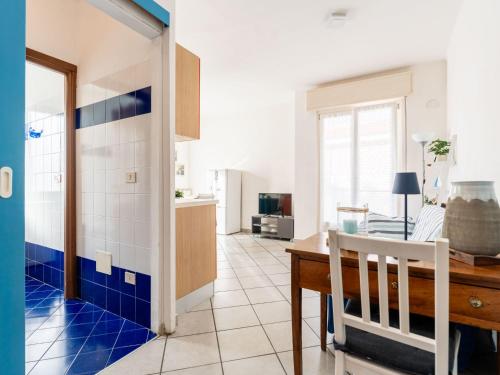 une cuisine et une salle à manger avec une table et des carreaux bleus dans l'établissement Apartment Casa dei Limoni by Interhome, à Arma di Taggia