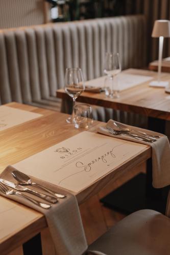 a table with wine glasses and a napkin on a table at OSADA LEŚNA - domki z basenem in Stare Miasto