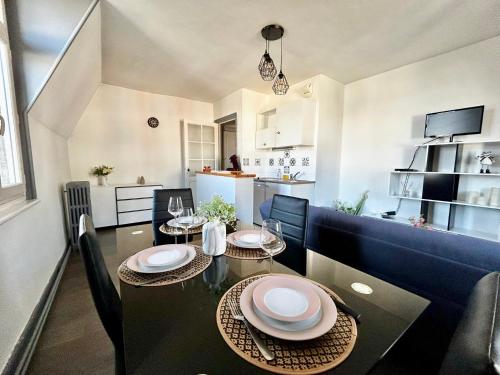 une salle à manger avec une table et des chaises dans l'établissement Le Cerez, central et atypique, à Limoges