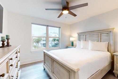a bedroom with a bed and a ceiling fan at Bahia Beauty - Master House in Navarre