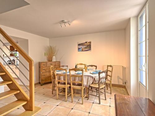 une salle à manger avec une table et des chaises dans l'établissement Holiday Home Charme de la pointe de Penchâteau by Interhome, au Pouliguen