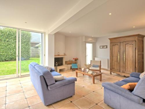 un salon avec deux chaises bleues et une table dans l'établissement Holiday Home Charme de la pointe de Penchâteau by Interhome, au Pouliguen