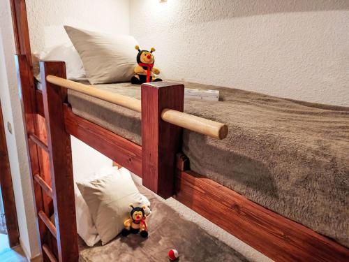 - une chambre avec 2 lits superposés et des animaux rembourrés au sol dans l'établissement Studio La Piste-5 by Interhome, à Saint-Gervais-les-Bains