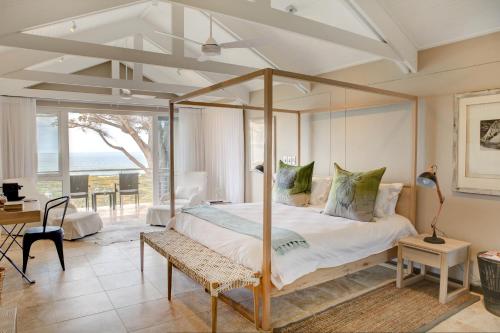 Un pat sau paturi într-o cameră la Abalone Guest Lodge