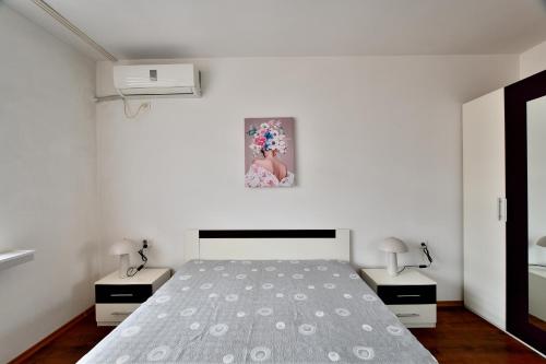 Ένα ή περισσότερα κρεβάτια σε δωμάτιο στο Downtown Apartment By the Lindens