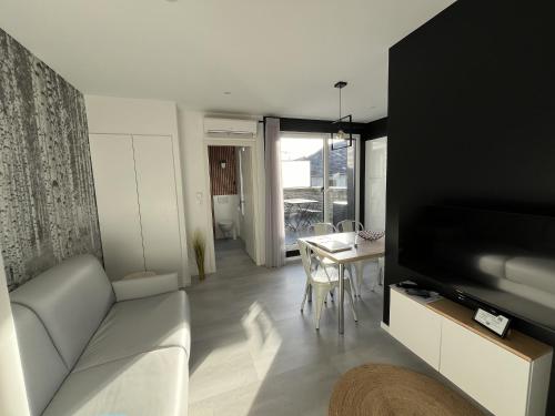 Gallery image of APPART-HOTEL n 4 calme avec terrasse, Wi-fi haut débit, petit-déjeuner, room-service et parking privé in Chouzelot