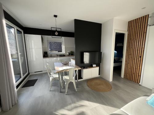 Gallery image of APPART-HOTEL n 4 calme avec terrasse, Wi-fi haut débit, petit-déjeuner, room-service et parking privé in Chouzelot