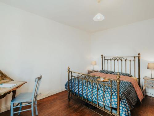 une chambre avec un lit, un bureau et une chaise dans l'établissement Holiday Home La Pionnière by Interhome, à Dinard