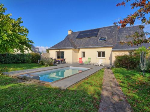a house with a swimming pool in the yard at Holiday Home Villa au Parc Ny by Interhome in Pénestin