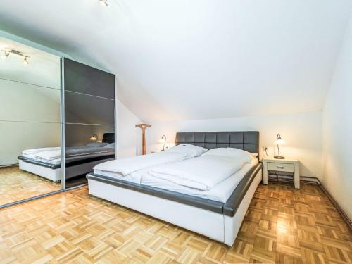 ÖblarnにあるApartment Ferienwohnung Grimmingblick by Interhomeの大きなベッドと鏡のある寝室