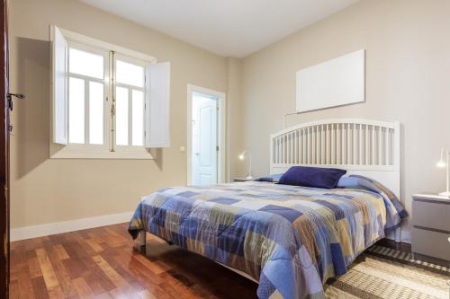 a bedroom with a bed and a window at Dream Vacation at Casa Vicki in Almería