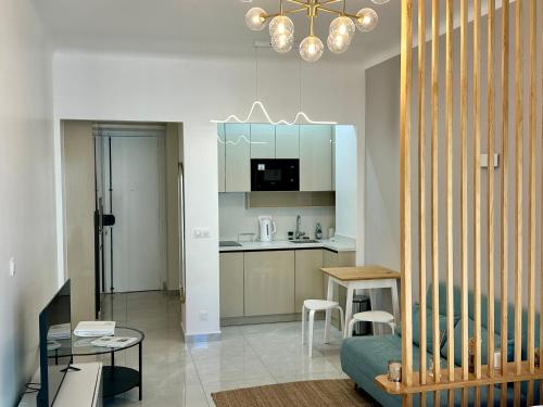 Il dispose d'une cuisine et d'un salon avec un canapé et une table. dans l'établissement Comfortable apartment near Marais Beaubourg, à Paris