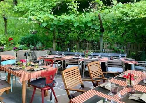 an outdoor patio with tables and chairs and trees at Alter Fausthof in Fie allo Sciliar