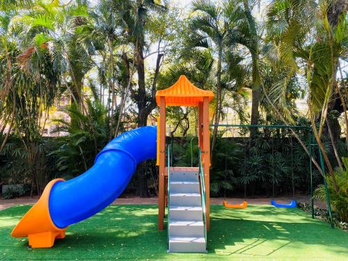 een speeltuin met een glijbaan in een park bij Gran Hotel del Paraguay in Asuncion