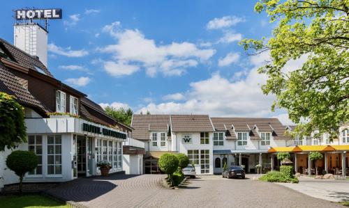 a view of the hotel from the street at Hotel Waldesrand in Herford