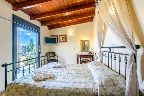 A bed or beds in a room at Belmondo Hotel