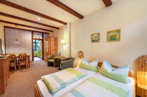 a hotel room with a bed and a dining room at Fewo Altstadtkern Waren Müritz in Waren