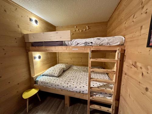 Ce chalet comprend 2 lits superposés. dans l'établissement Studio cabine confortable, 30m², 5 pers, piscine, balcon, proche pistes, commerces - Alpe d'Huez - FR-1-405-361, à Huez