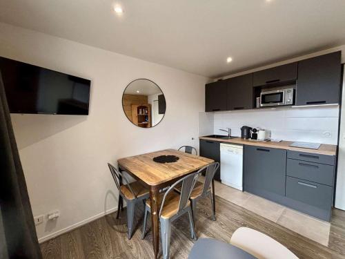 une petite cuisine avec une table en bois dans une pièce dans l'établissement Studio cabine confortable, 30m², 5 pers, piscine, balcon, proche pistes, commerces - Alpe d'Huez - FR-1-405-361, à Huez