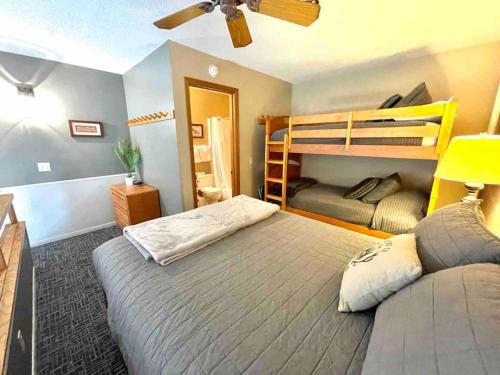 Кровать или кровати в номере Ski in Ski out Top Floor Condo with Pools, Hot tub and more