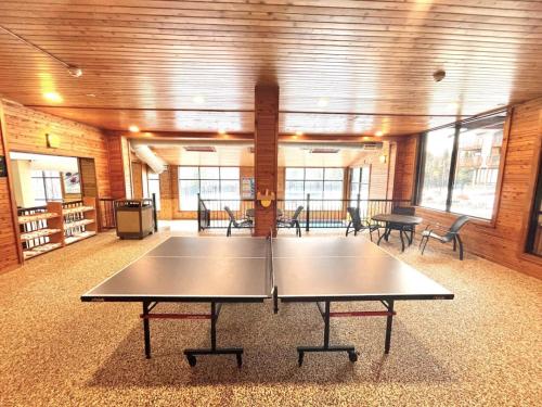 Настольный теннис в Ski in Ski out Top Floor Condo with Pools, Hot tub and more или поблизости